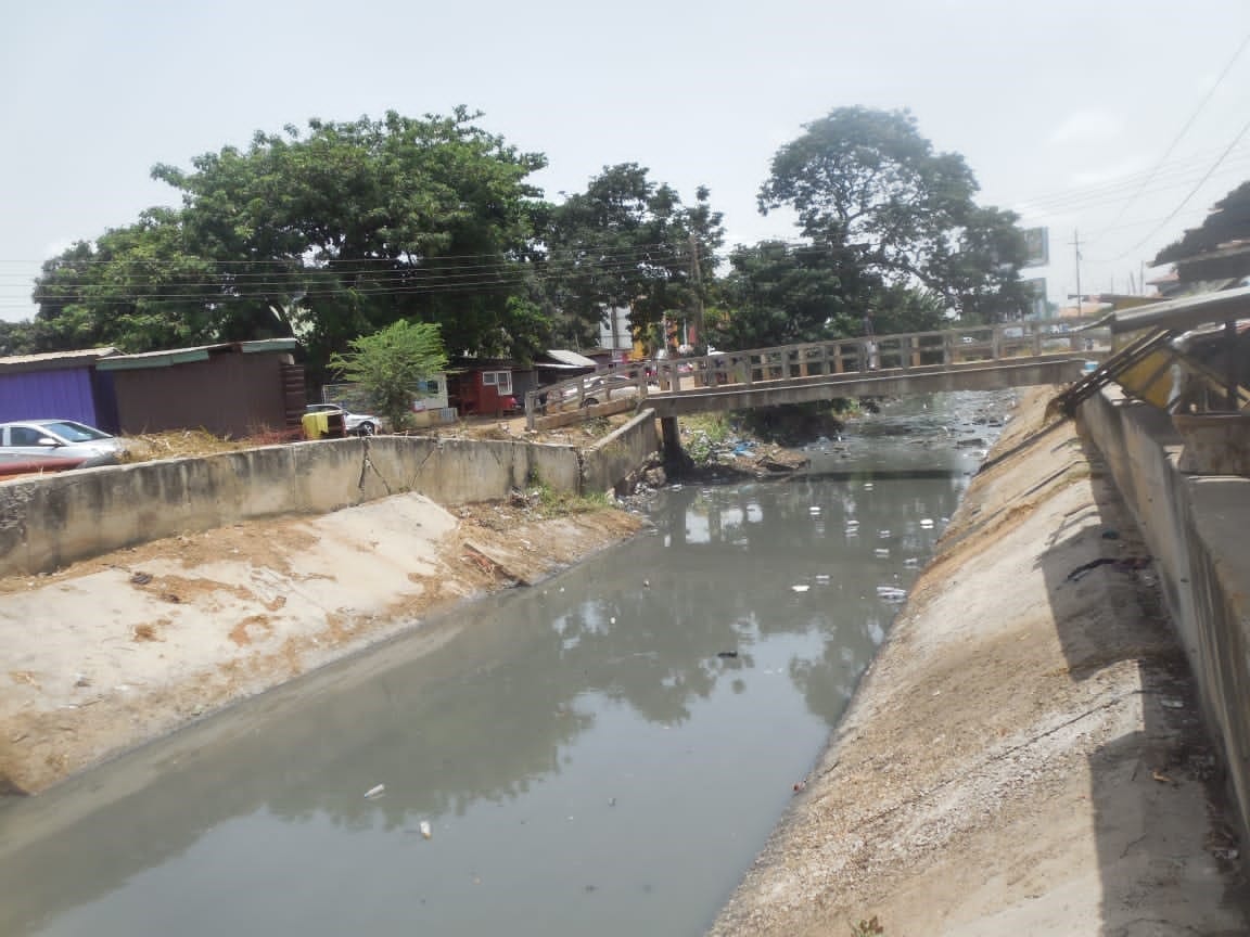 Desilting and cleaning of trapezoidal drains