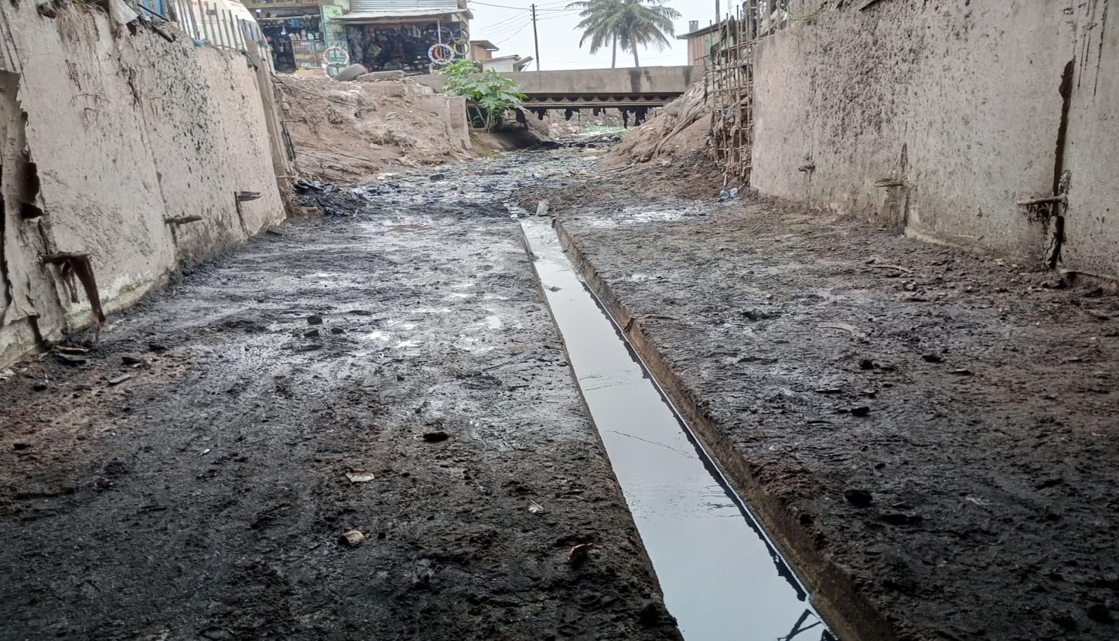 Desilting and cleaning of open earth channel