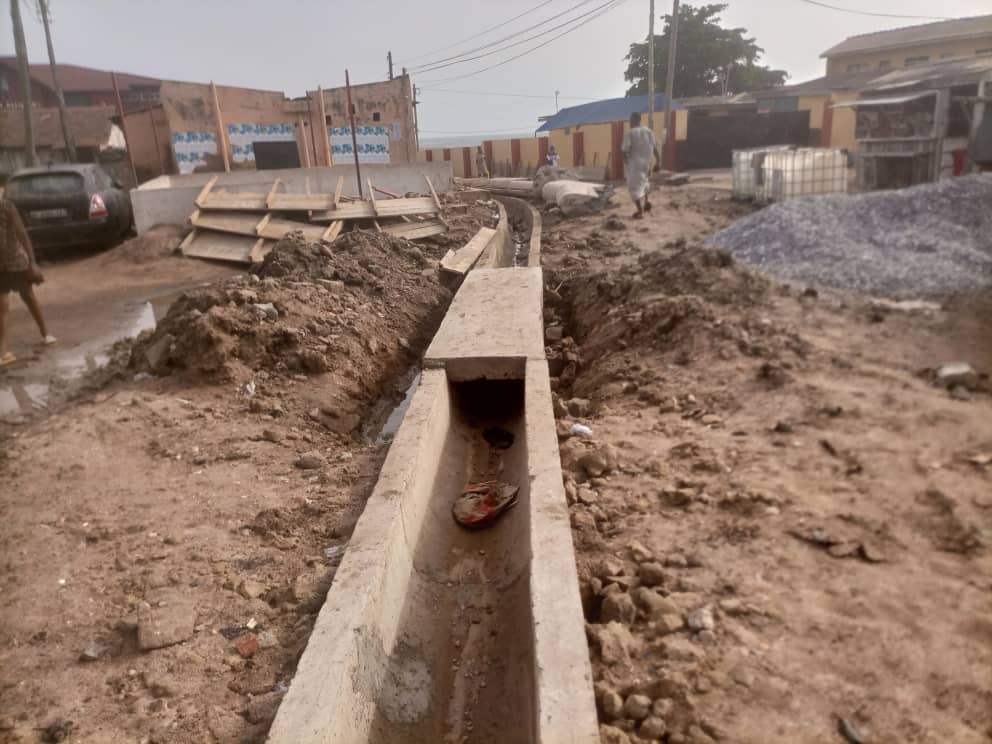 Construction of 0.9m concret pipe culvert drain at Agyeman