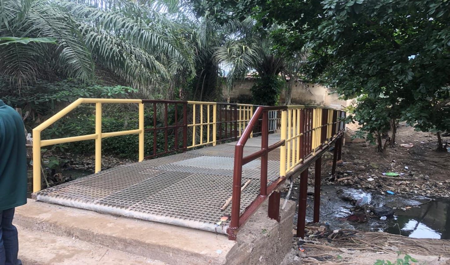 Construction of footbridge at Abogyekrom